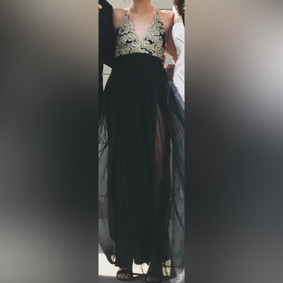 Windsor double slit gold and black tulle fabric - Picture 6 of 6